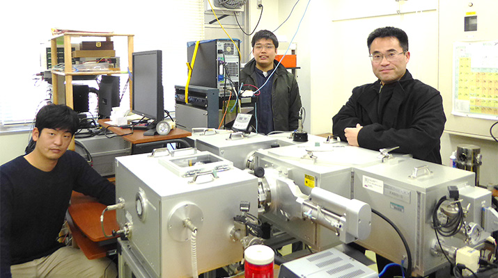 Associate prof. Seiichiro Ariyoshi (right), his students, Satoshi Onishi (left) and Atsushi Ebata.