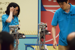 ABUロボコン大会でロボットを操作する学生