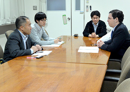 大門裕之国際交流センター長（左手前） との意見交換