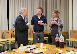 留学生と歓談する大西学長