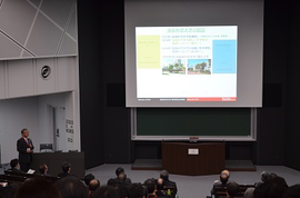 技術科学大学の特色について説明する井上理事・副学長