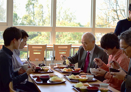 学生と懇談する大西学長