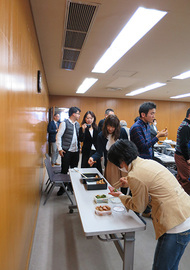 発表会の様子（試食）