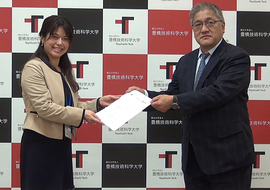 鈴木理事・事務局長から修了証書を授与される研修代表者
