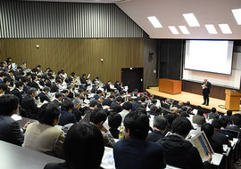 挨拶する大西学長