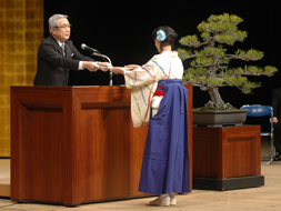 https://www.tut.ac.jp/english/news/graduation2010.jpg