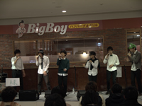Team “Roku” held a concert at a department store