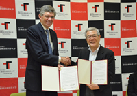 Queens College President Muyskens concluding the agreement with President Sakaki