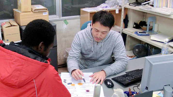 Go Kawamura working with one of his students.