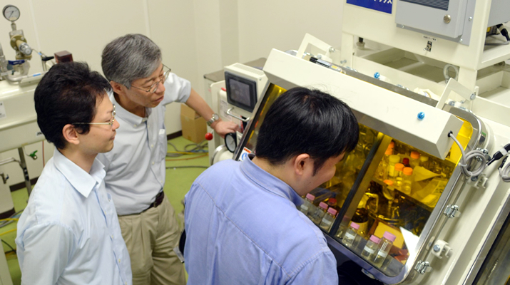 Tomohiro Tojo (left of picture) with his colleagues