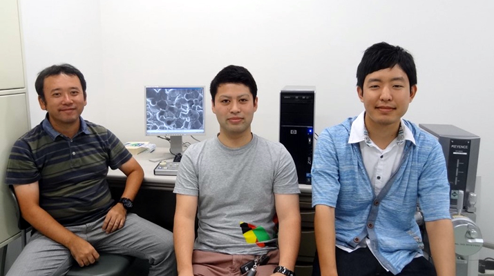 Associate Professor Ryoji Inada (left) with his students