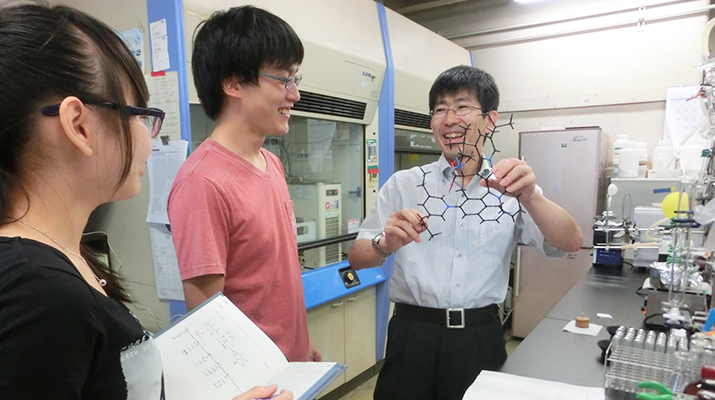 Associate Professor Ryoji Inada (left) with his students