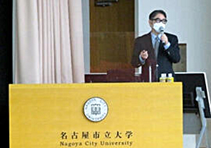 Professor Nakauchi gave a talk at the symposium.