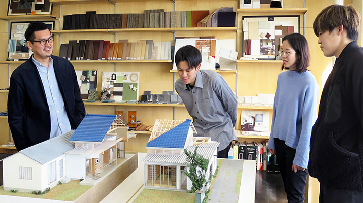 Associate Prof. Akihiro Mizutani (left) and his students