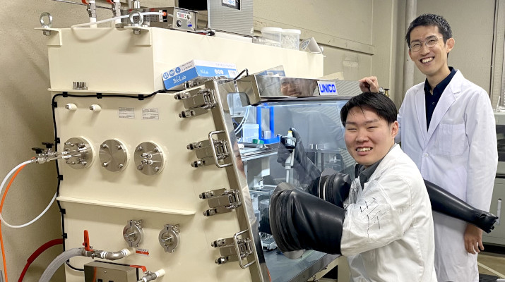 Assistant Professor Kazuhiro Hikima (right) and Ryota Kishi (left)