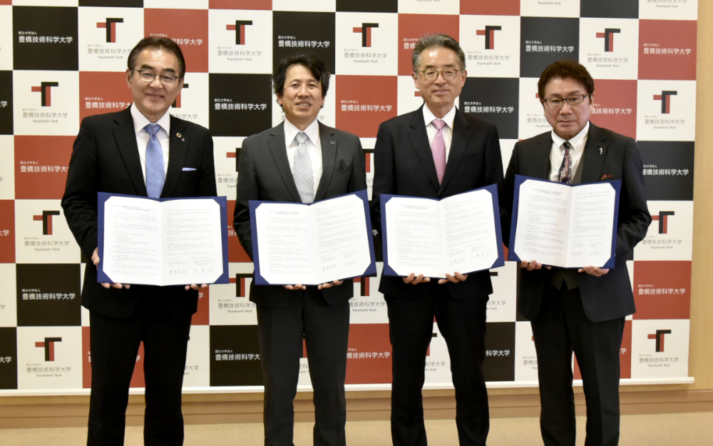 The signing ceremony held at Toyohashi University of Technology