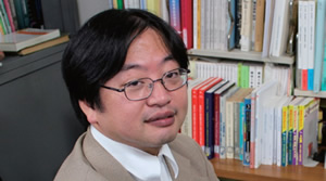 Seeking Large Spatial Structures Resilient to Earthquakes