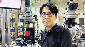 Specific detection of molecules using deformation of a single atomic sheet