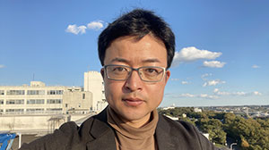 Discovery of a cyanobacterium regulating photosynthetic antennas with dual photosensors