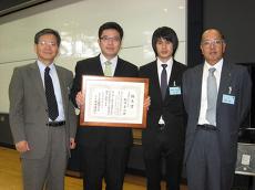 写真は左から寺嶋教授，野田助教，松尾君（2007年本学修士課程生産システム工学専攻修了)，橋本氏（新東工業）です。