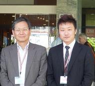 学会会場にて：寺嶋教授と田崎さん（右）
