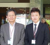 学会会場にて：寺嶋教授と田崎さん（右）