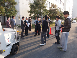 トヨタ紡織の箕浦輝幸会長が本学の視察4小.jpg