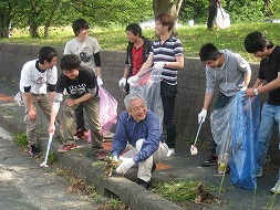 学生と談笑しならが作業する榊学長（中央）.jpg