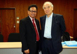 Basir Cyio学長(左)と大西学長(右)