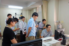 固体NMR装置の測定技術の実習の様子