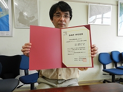 賞状を手にする浅野准教授