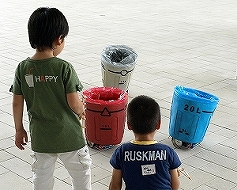 ゴミ箱ロボット　Sociable Trash Box 