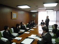 挨拶をする角田副学長と海外研修生