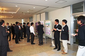 昼食懇談会でのポスター展示・説明風景