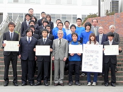 学長と表彰された学生達