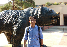UCLAのマスコットBruin Bear(ブルーインベア)の前での写真