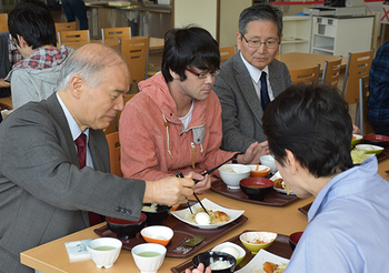 大西学長と学生との懇談の様子