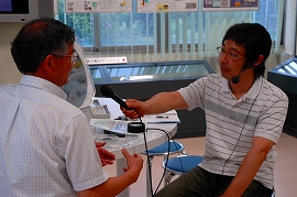 石田誠理事・副学長を取材する様子