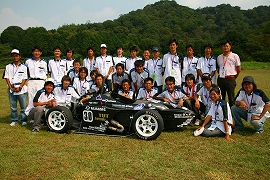 大会後の自動車研究部メンバーとフォーミュラカー