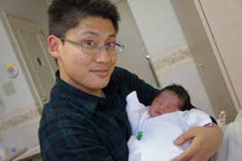 手老龍吾特任助教(娘さんと一緒)